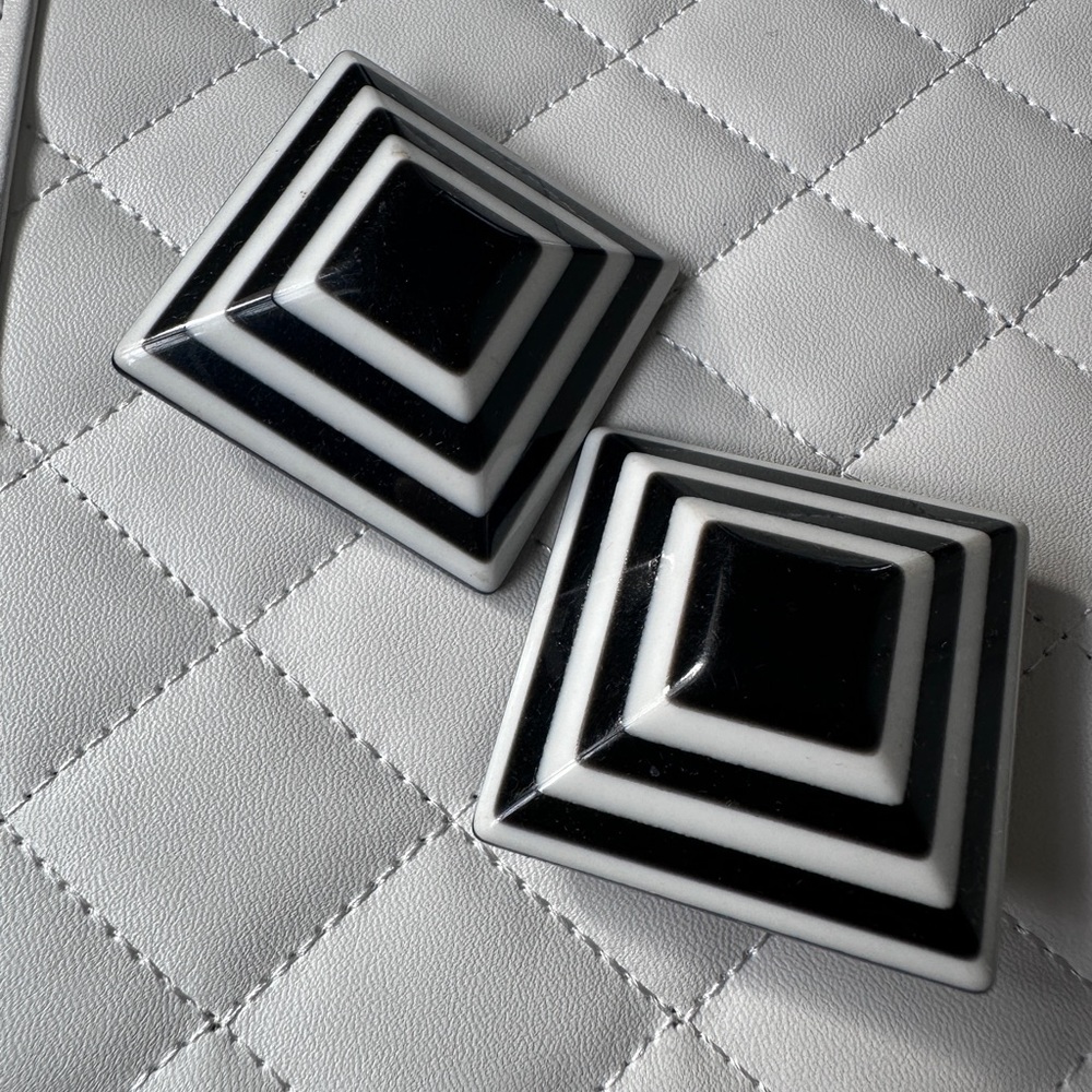 Vtg oversized funky Black and White Geometric clip-on Earrings